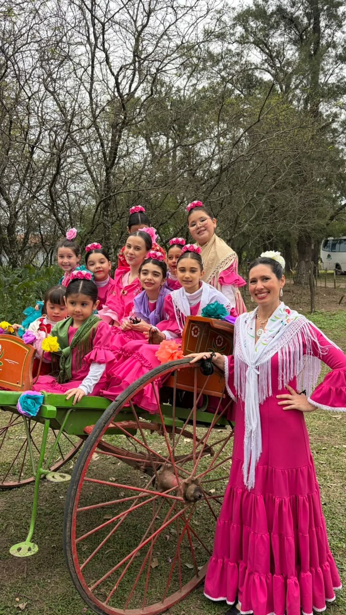 LAS PEQUEÑAS. Verónica (derecha) junto a niñas vestidas de flamencas.