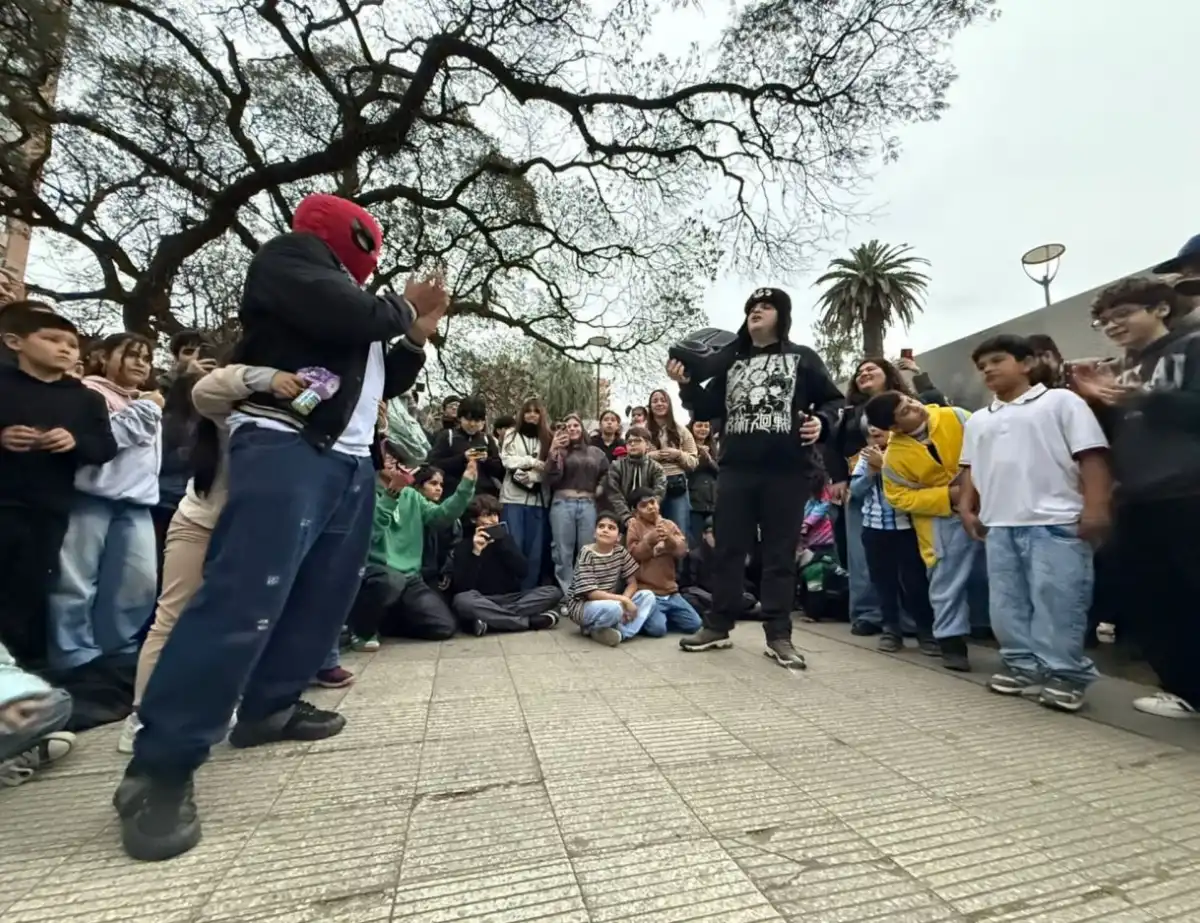 El primer torneo de "farmear aura" en Tucumán: baile, carisma y una plaza llena de jóvenes sin incidentes