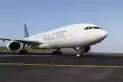 Un avión que viajaba de Buenos Aires a Madrid tuvo que aterrizar de emergencia en Brasil: 300 pasajeros quedaron varados