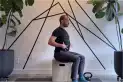Cuatro ejercicios con una silla para recuperar la fuerza de la cadera después de los 55 años