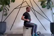 Cuatro ejercicios con una silla para recuperar la fuerza de la cadera después de los 55 años