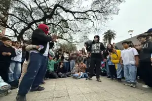 El primer torneo de farmear aura en Tucumán: baile, carisma y una plaza llena de chicos sin incidentes