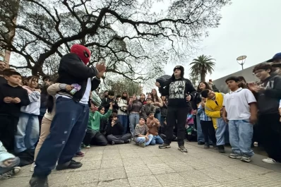 El primer torneo de farmear aura en Tucumán: baile, carisma y una plaza llena de jóvenes sin incidentes