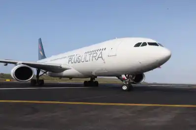 Un avión que viajaba de Buenos Aires a Madrid tuvo que aterrizar de emergencia en Brasil: 300 pasajeros quedaron varados