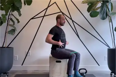 Cuatro ejercicios con una silla para recuperar la fuerza de la cadera después de los 55 años