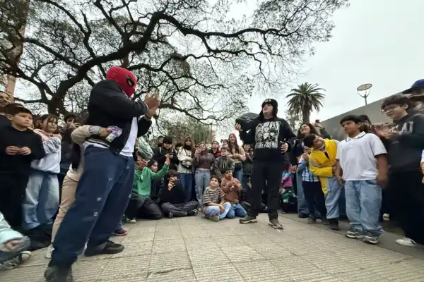 El primer torneo de farmear aura en Tucumán: baile, carisma y una plaza llena de jóvenes sin incidentes