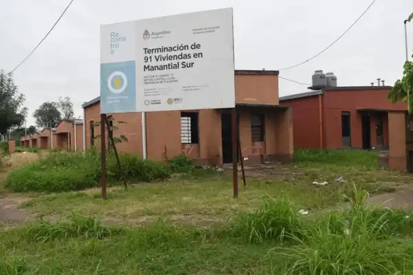 Acusan a una empleada legislativa por estafas con la venta de casas del IPV