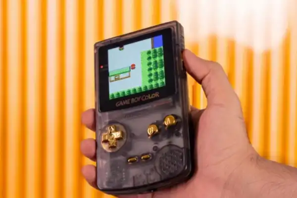 Mientras PlayStation apuesta a lo digital, un juego nuevo se lanzará en cartucho físico para Game Boy Color