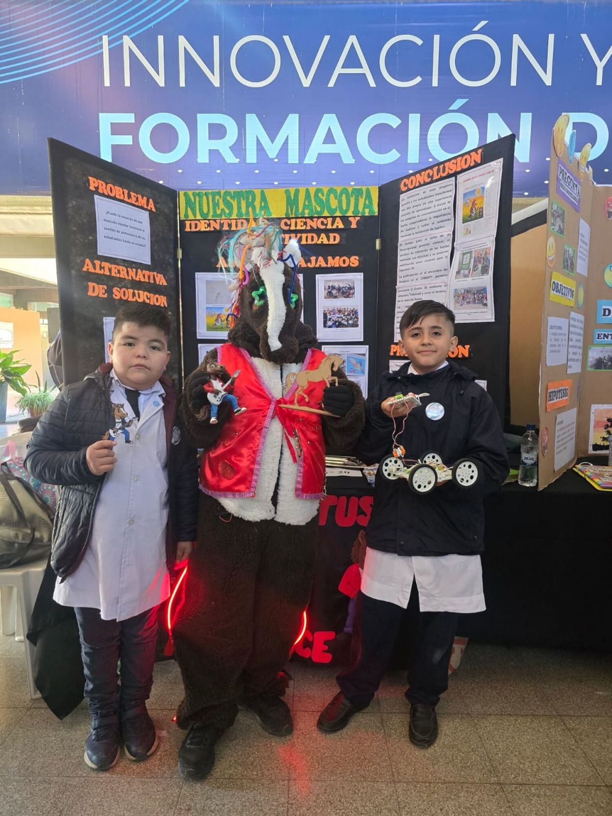 PATAS LUMINOSAS. Alumnos de la escuela Delfín Jijena y “Konal”.