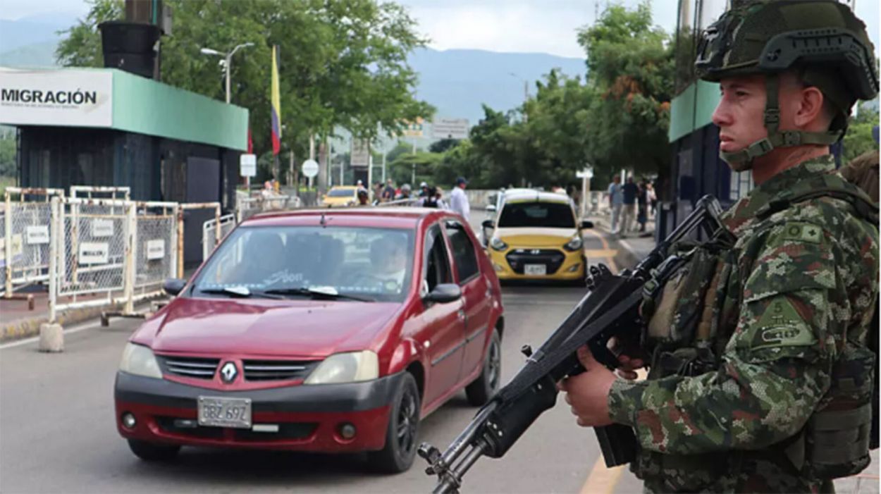 VIGILANCIA. El ejército colombiano controla puentes internacionales.