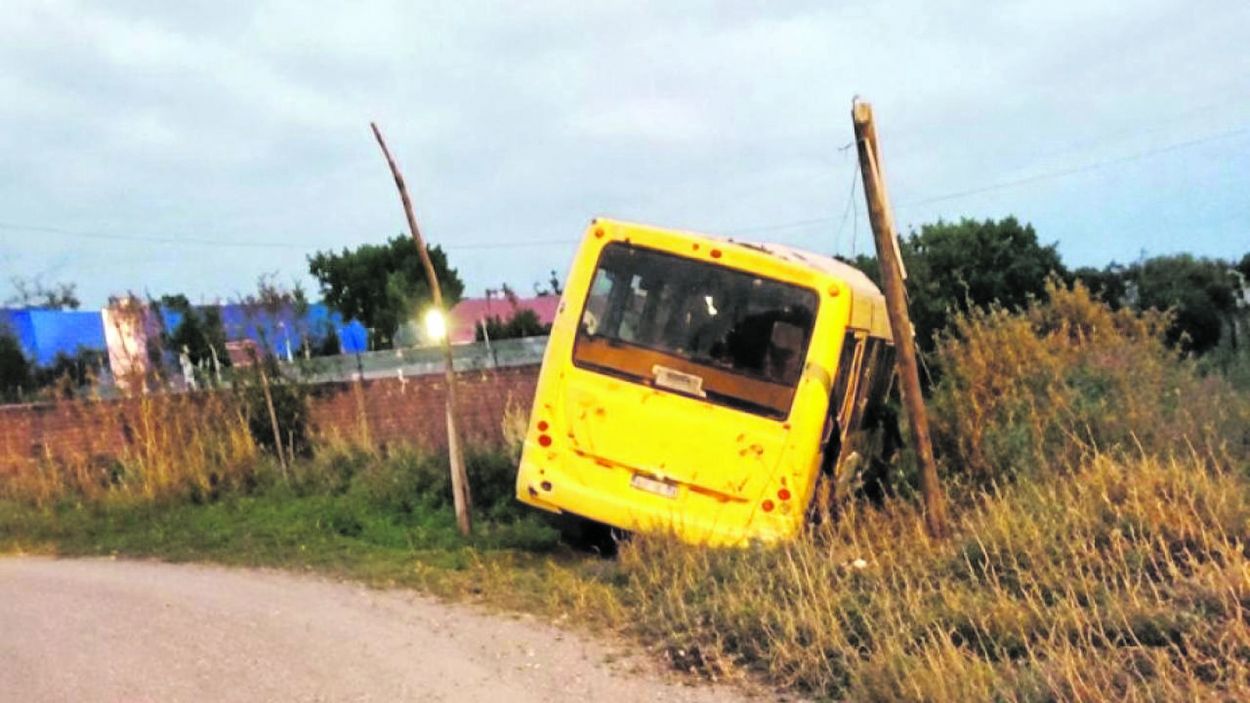 PERDIÓ EL CONTROL. El chofer se desvió a un barranco tras ser herido.
