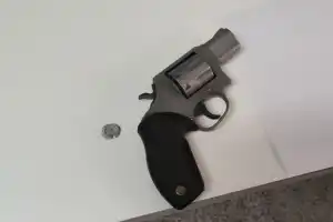 Momentos de terror: un chico de 14 años realizó un disparo dentro del aula con el arma que llevó a la escuela