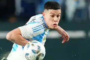 Boca avanza por un defensor y negocia por Zeballos