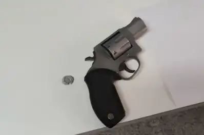 Momentos de terror: un chico de 14 años realizó un disparo dentro del aula con el arma que llevó a la escuela