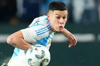 Boca avanza por un defensor y negocia por Zeballos