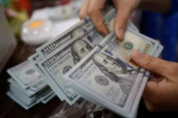 Los depósitos en dólares crecieron 10 veces más que los en pesos