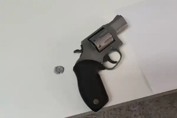Momentos de terror: un chico de 14 años realizó un disparo dentro del aula con el arma que llevó a la escuela
