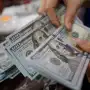 Los depósitos en dólares crecieron 10 veces más que los en pesos