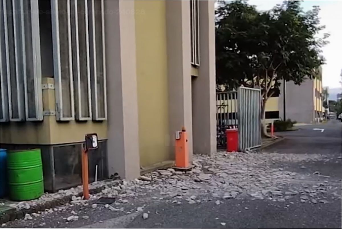 La caida de parte de la estructura del Ministerio de Agricultura en Coronado. 