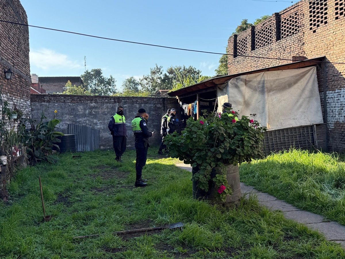 LA POLICÍA TRABAJA EN EL LUGAR DE LOS HECHOS. 