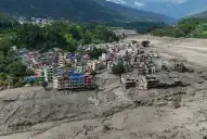 Videos: una avalancha provocó una brutal inundación en Nepal que dejó al menos 98 muertos y cientos de desaparecidos