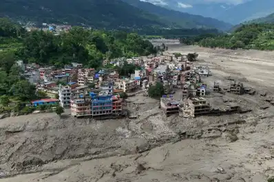 Videos: una avalancha desató una brutal inundación en Nepal y dejó al menos 16 muertos y 384 desaparecidos