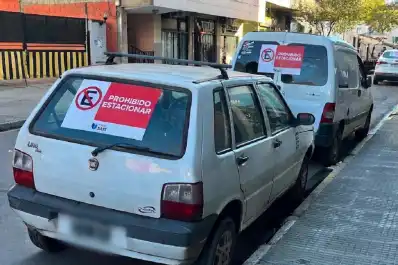 Calcomanías y multas de $300.000: así son los nuevos controles contra los vehículos mal estacionados en San Miguel de Tucumán
