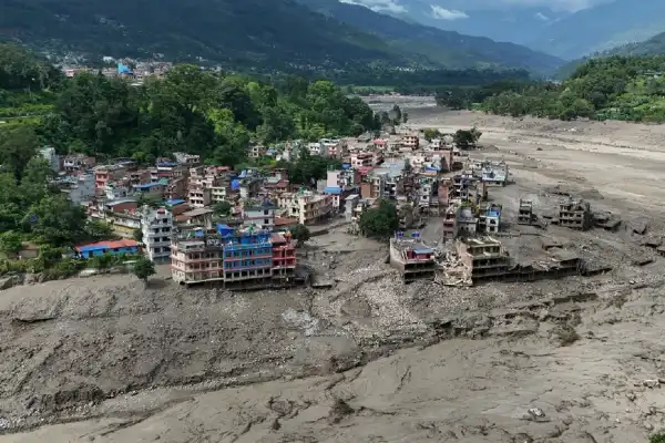 Videos: una avalancha provocó una brutal inundación en Nepal que dejó al menos 98 muertos y cientos de desaparecidos
