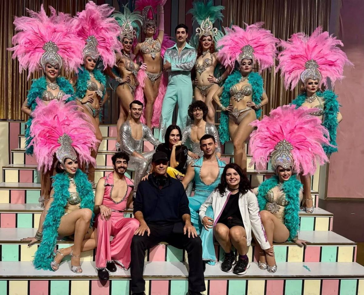 ELENCO. Haro y los demás bailarines de 