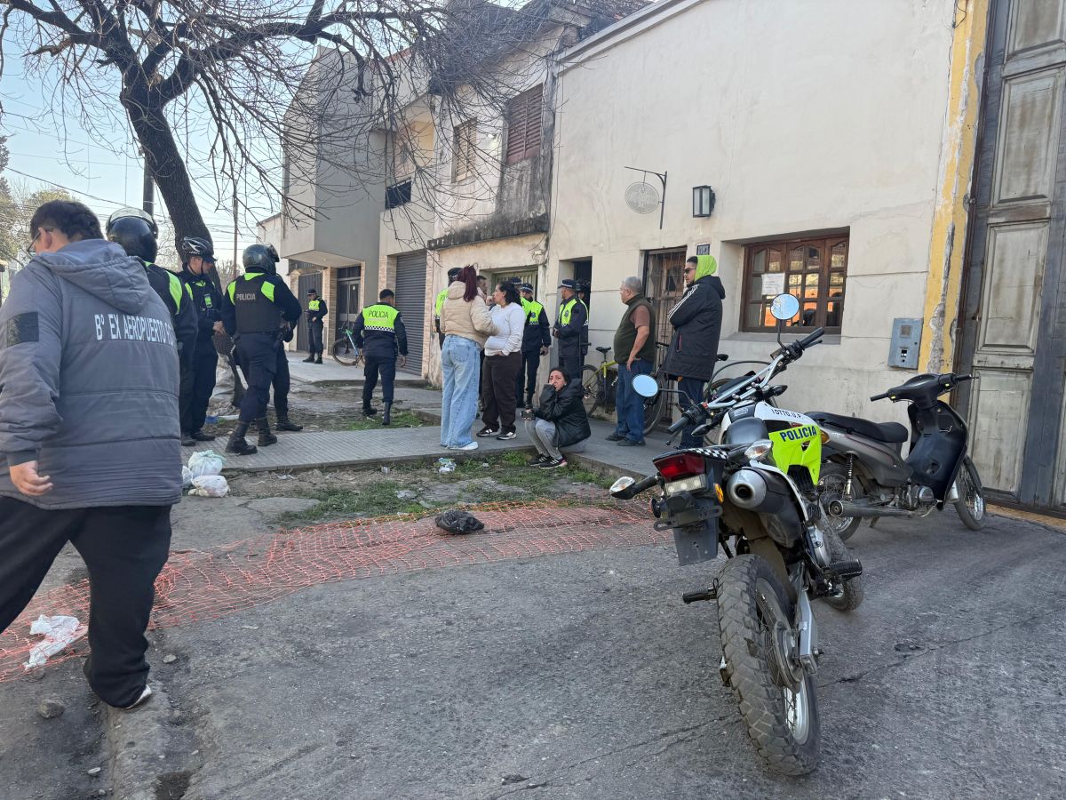 REVUELO. Los vecinos de Villa Alem concurrieron al lugar donde se cometió el crimen.