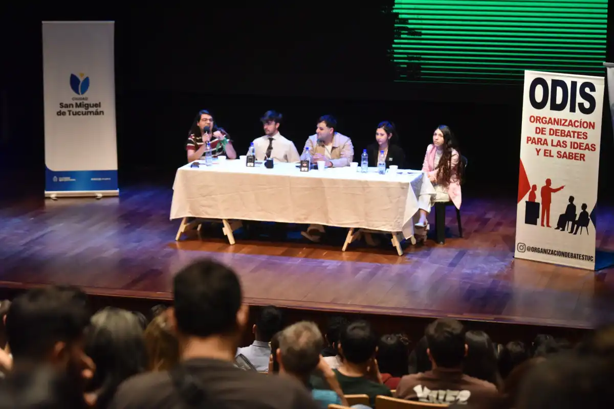 Discusión, reproches y una aparición a último momento: cinco jóvenes protagonizaron un debate político en el Rosita Ávila