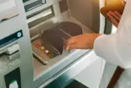 Comenzó el pago de sueldos para empleados estatales en Tucumán: cronograma completo