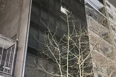 Murió una turista tras caer del quinto piso de un hotel en Mendoza: investigan a su novio