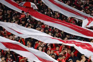Un hincha de River murió tras la eliminación en la Copa Sudamericana: sufrió un paro cardíaco en el Monumental