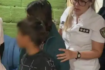 Quiso cambiar a dos de sus cuatro hijos por un auto usado y lo detuvo la Policía