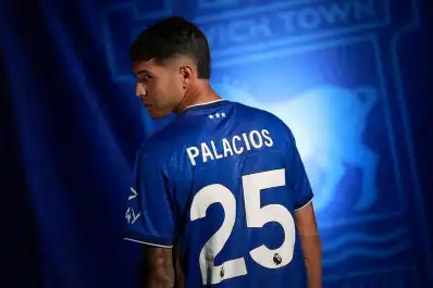 Exequiel Palacios llegó a la Premier League y tuvo una particular presentación en Ipswich
