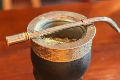 El truco del vinagre que ayuda a limpiar la bombilla del mate y eliminar los malos olores