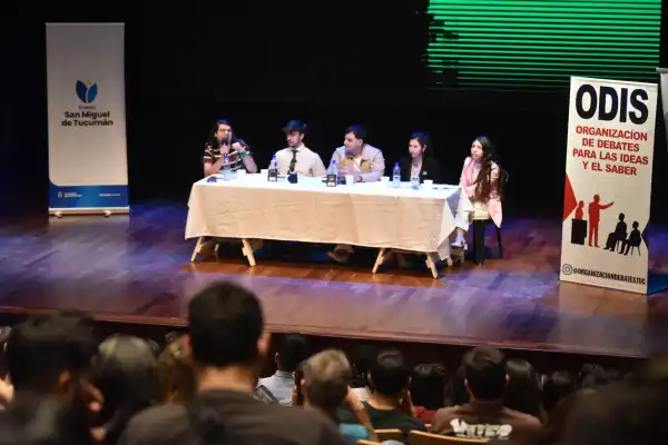 Discusión, reproches y una aparición a último momento: cinco jóvenes protagonizaron un debate político en el Rosita Ávila
