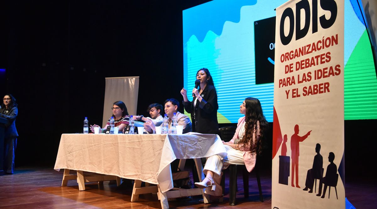 ANA PAULA VELÁZQUEZ. La representante del Partido Justicialista defendió el rol del Estado y las políticas públicas vinculadas con el empleo, la educación y la salud. / OSVALDO RIPOLL, LA GACETA.