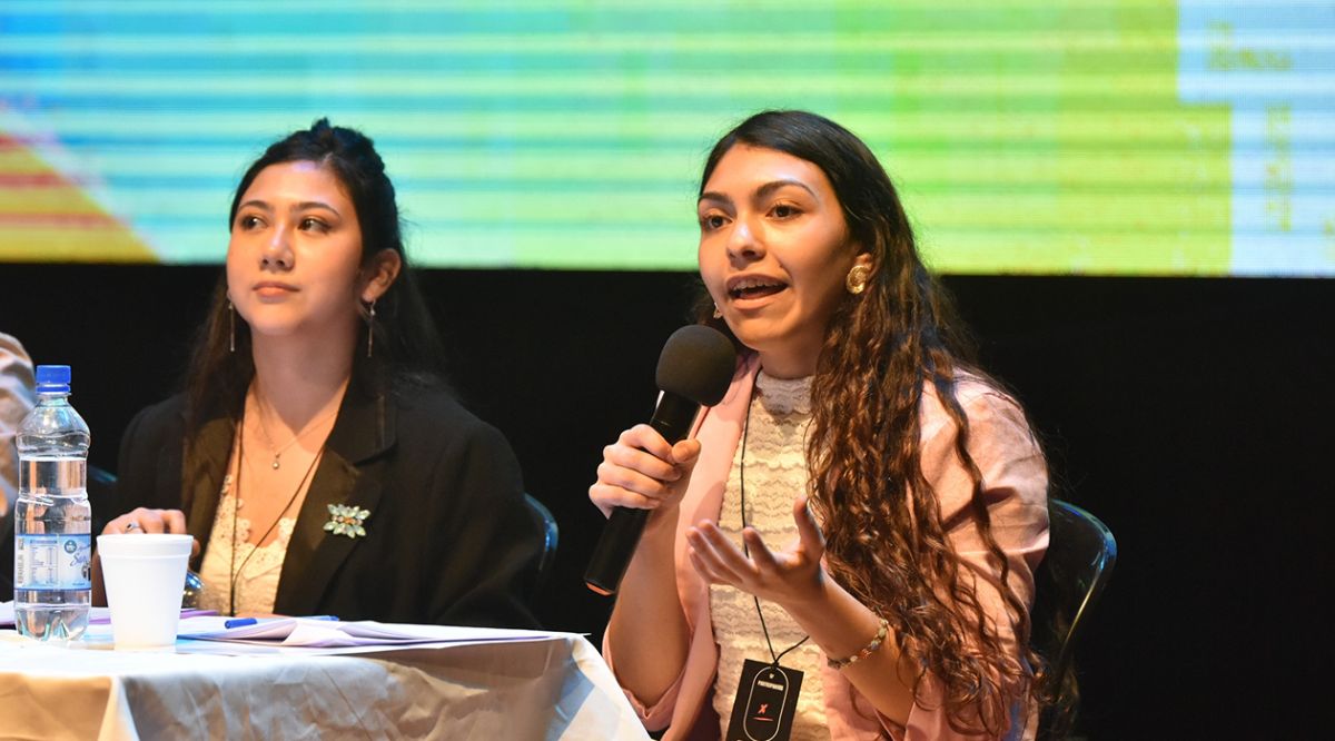 ANA PAULA VELÁZQUEZ Y SARITA GÓMEZ ESCOBAR. Las dos representantes mujeres del debate compartieron escenario y también marcaron sus diferencias políticas. / OSVALDO RIPOLL, LA GACETA.