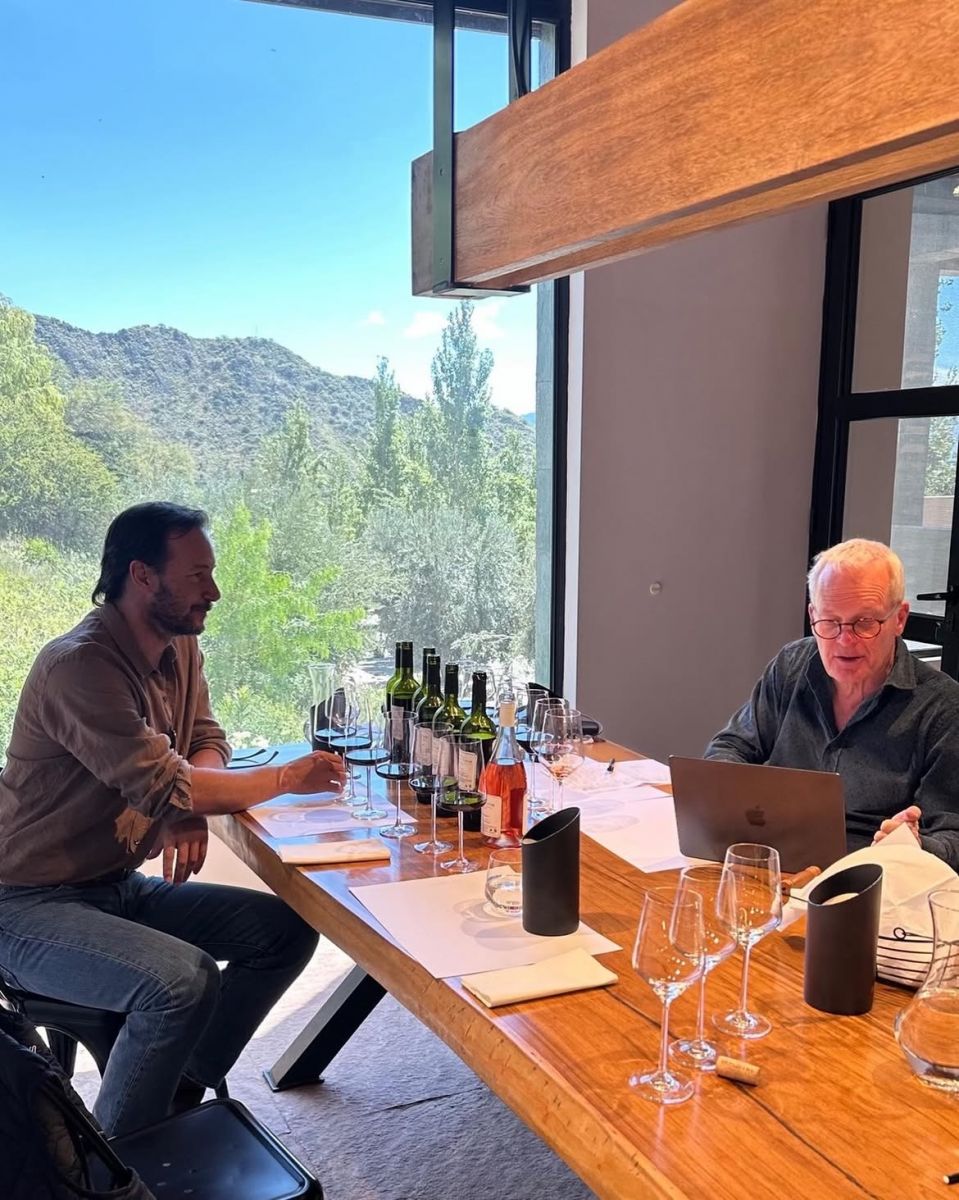 EVALUACIÓN. Etchart recibió la visita de Tim Atkin, el crítico británico que pondera sus vinos. 