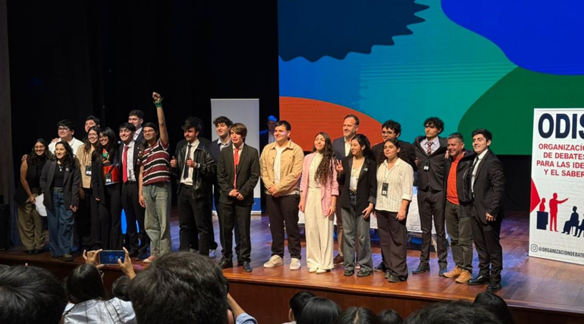 JORNADA DE DEBATE. Participantes, asesores y organizadores se reunieron en el Teatro Rosita Ávila para una nueva edición del encuentro político juvenil. / OSVALDO RIPOLL, LA GACETA.