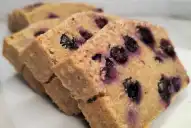 Budín de limón y arándanos saludable: cómo hacer la receta sin azúcar y sin harinas refinadas
