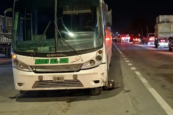 Una adolescente de 17 años murió tras un grave accidente entre una moto y un colectivo en Famaillá