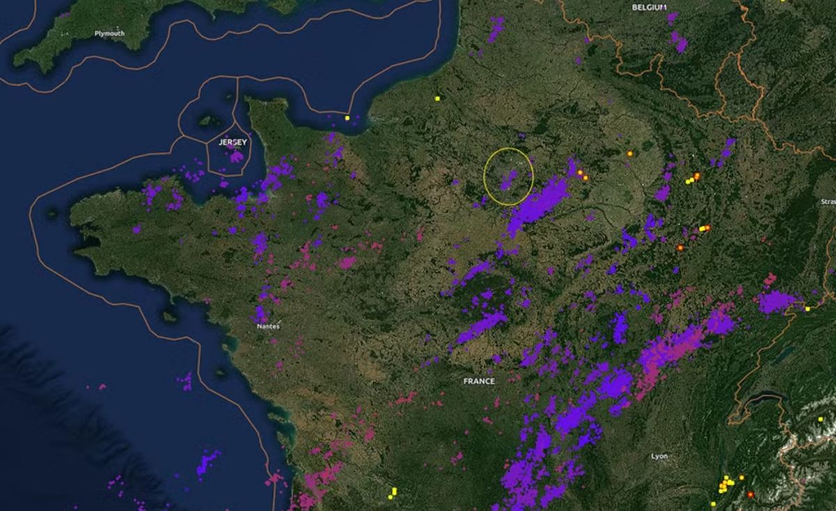 El fenómeno meteorológico adverso en cuestión fue una banda de tormentas eléctricas que azotó Francia ayer por la tarde