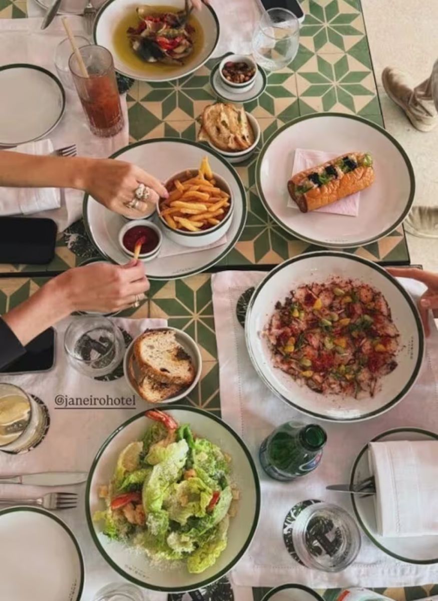 La foto almorzando que publicó la íntima amiga de Lali.