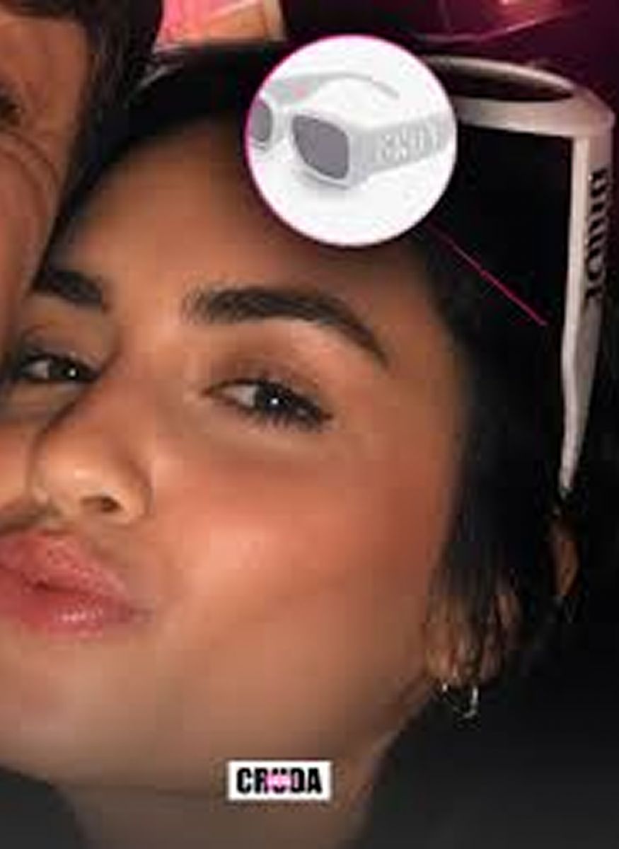 Lali posando junto a los anteojos con la inscripición Bride. 