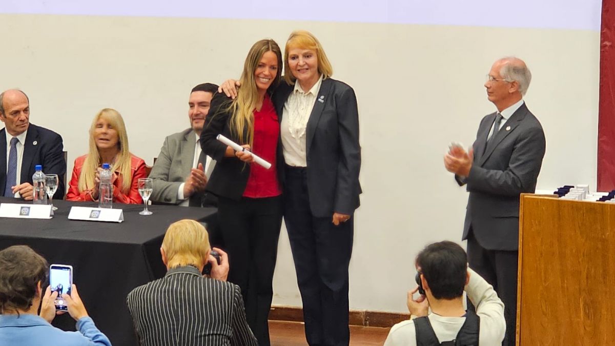 La rectora interina de la UNT, Cristina Grunauer, hizo entrega de una de las medallas durante el acto del Colegio de Abogados.
