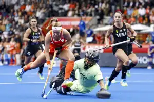 Quién es Cristina Cosentino, la heroína del arco que llevó a Las Leonas al título mundial