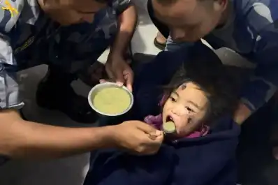 Nepal: rescataron con vida a una niña de seis años, que estuvo 60 horas atrapada entre los escombros